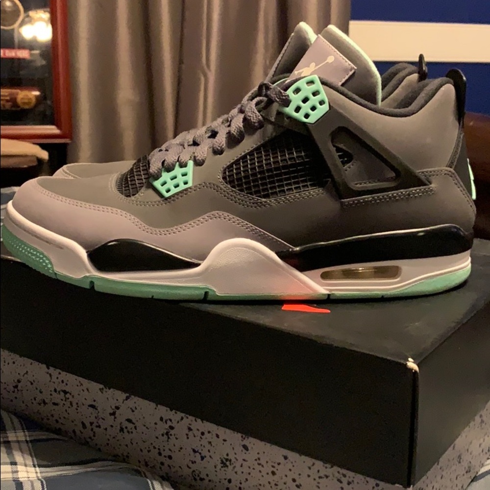 Jordan 4 green glows
